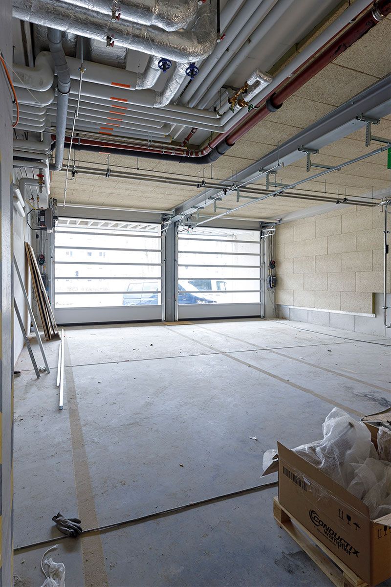 Fotografie -  Fahrzeughalle im Altbau unterhalb der Integrierten Leitstelle, Nordseite (Greflingerstraße)