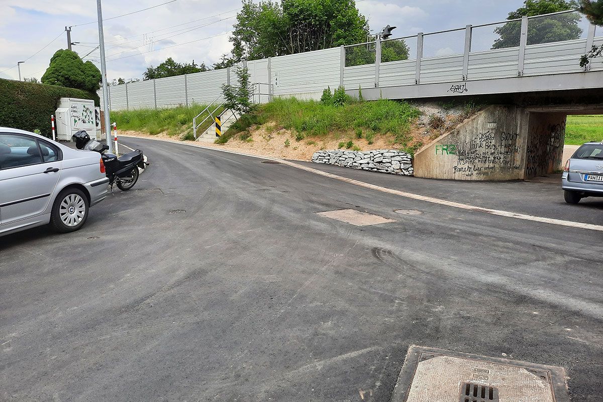 Fotografie - Der fertig gestellte Fährenweg. Er verbindet die Leichtlgasse mit der Prüfeninger Schloßstraße. Zudem
dient er als wichtige Verbindung des städtischen Hauptradroutennetzes nach Sinzing über die Bahnbrücke
