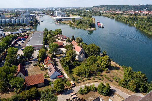 Fotografie - Kreuzhofkapelle im Vordergrund, im Hintergrund die sich teilende Donau mit dem Osthafen