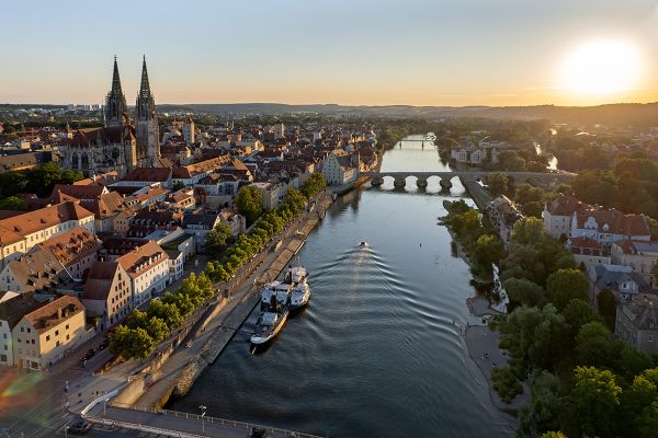 Fotografie - Luftaufnahme mit Blick über die Altstadt, Donau und Steinerner Brücke