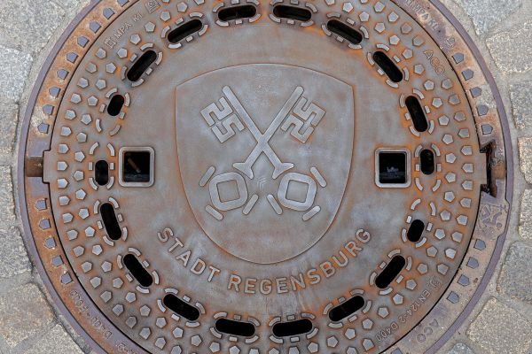 Fotografie: Neue Kanaldeckel mit Regensburg-Motiv