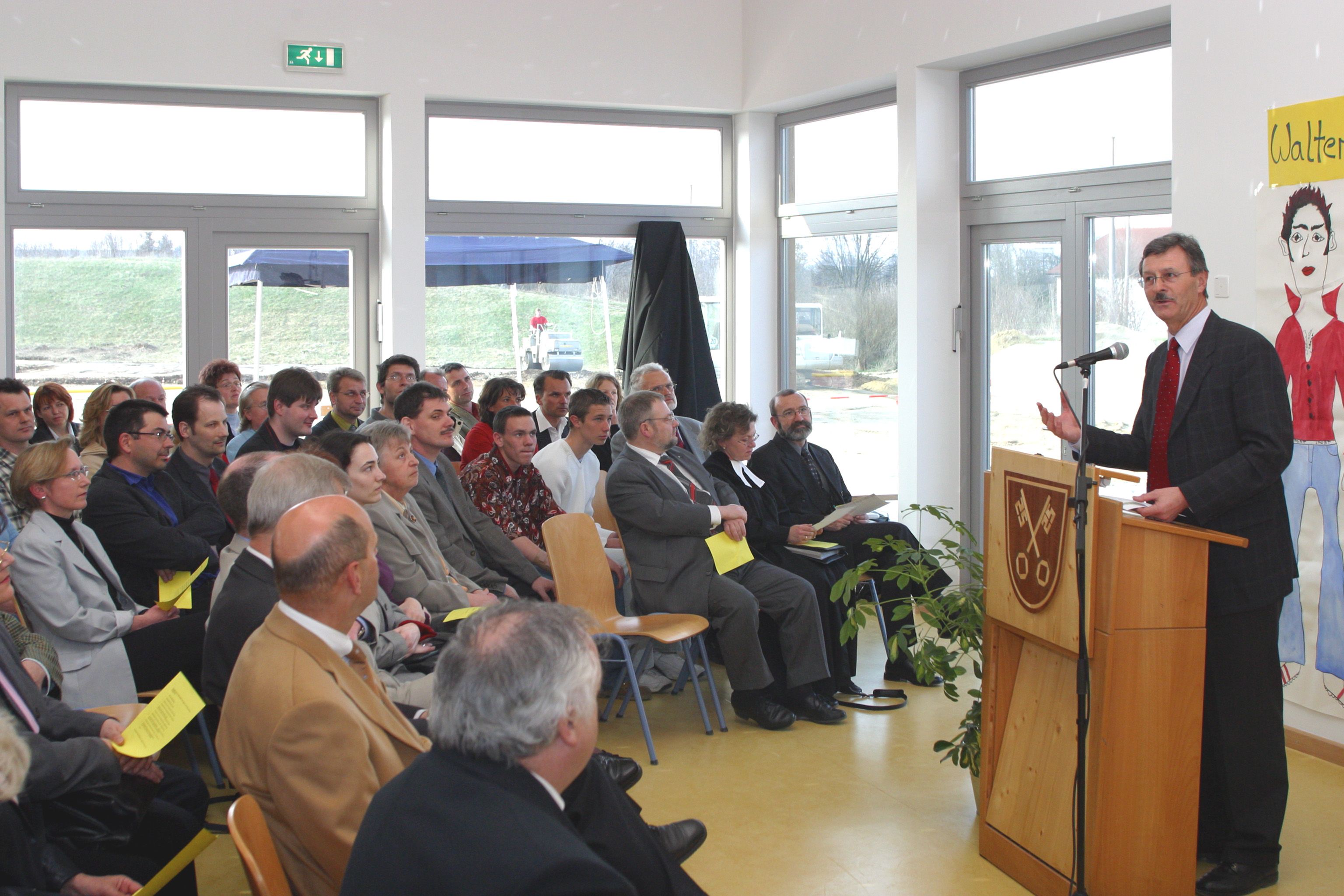 Fotografie: Der damalige zweite Bürgermeister Gerhard Weber bei der Eröffnung des neu gebauten Jugendzentrums (2003)