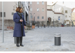 Fotografie: Oberbürgermeisterin Gertrud Maltz-Schwarzfischer senkt den Poller mit Hilfe eines Handsenders ab.  (C) Bilddokumentation Stadt Regensburg 