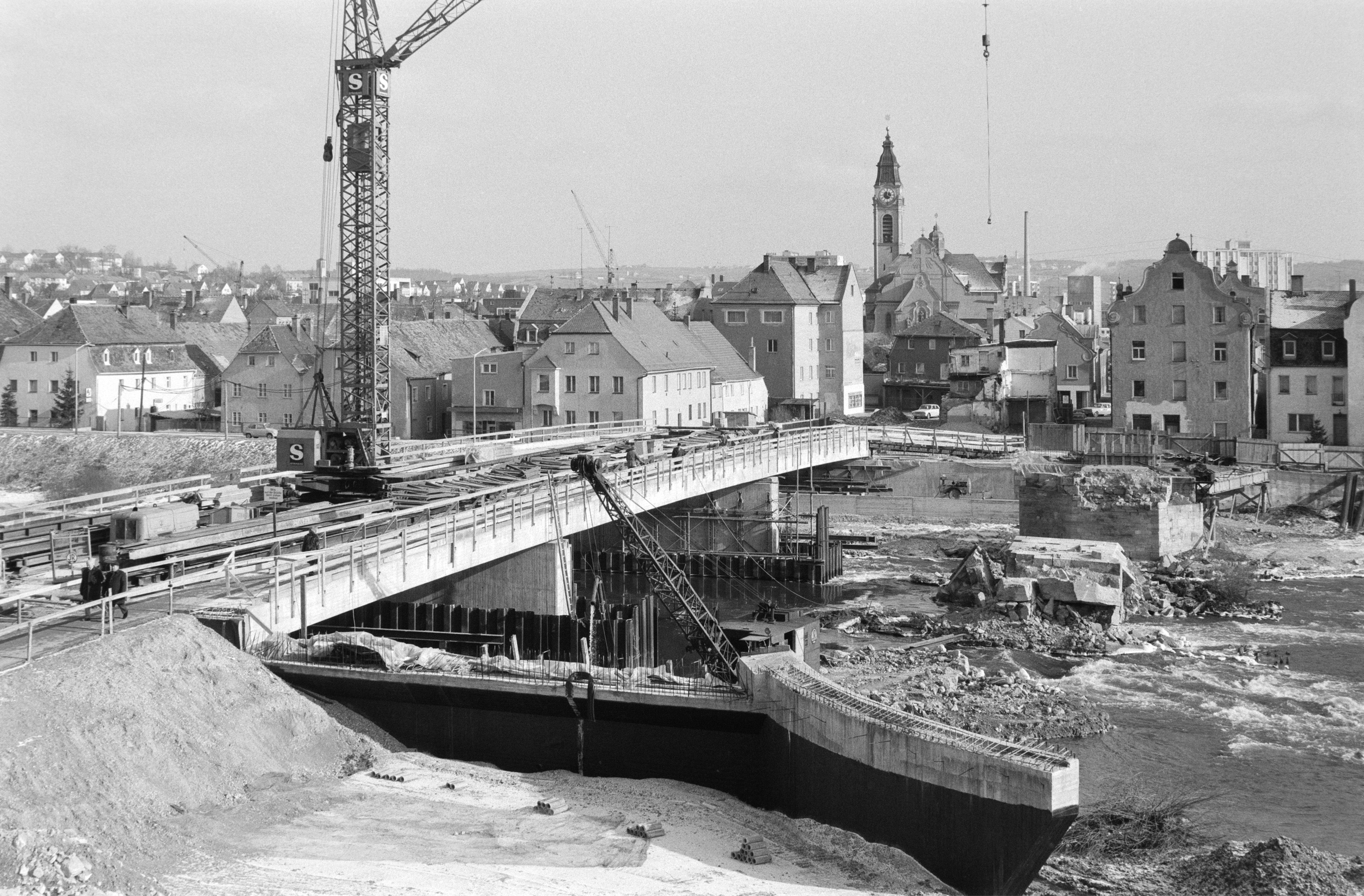 Fotografie: Die Reinhausener Brücke bei der Instandsetzung im 1971