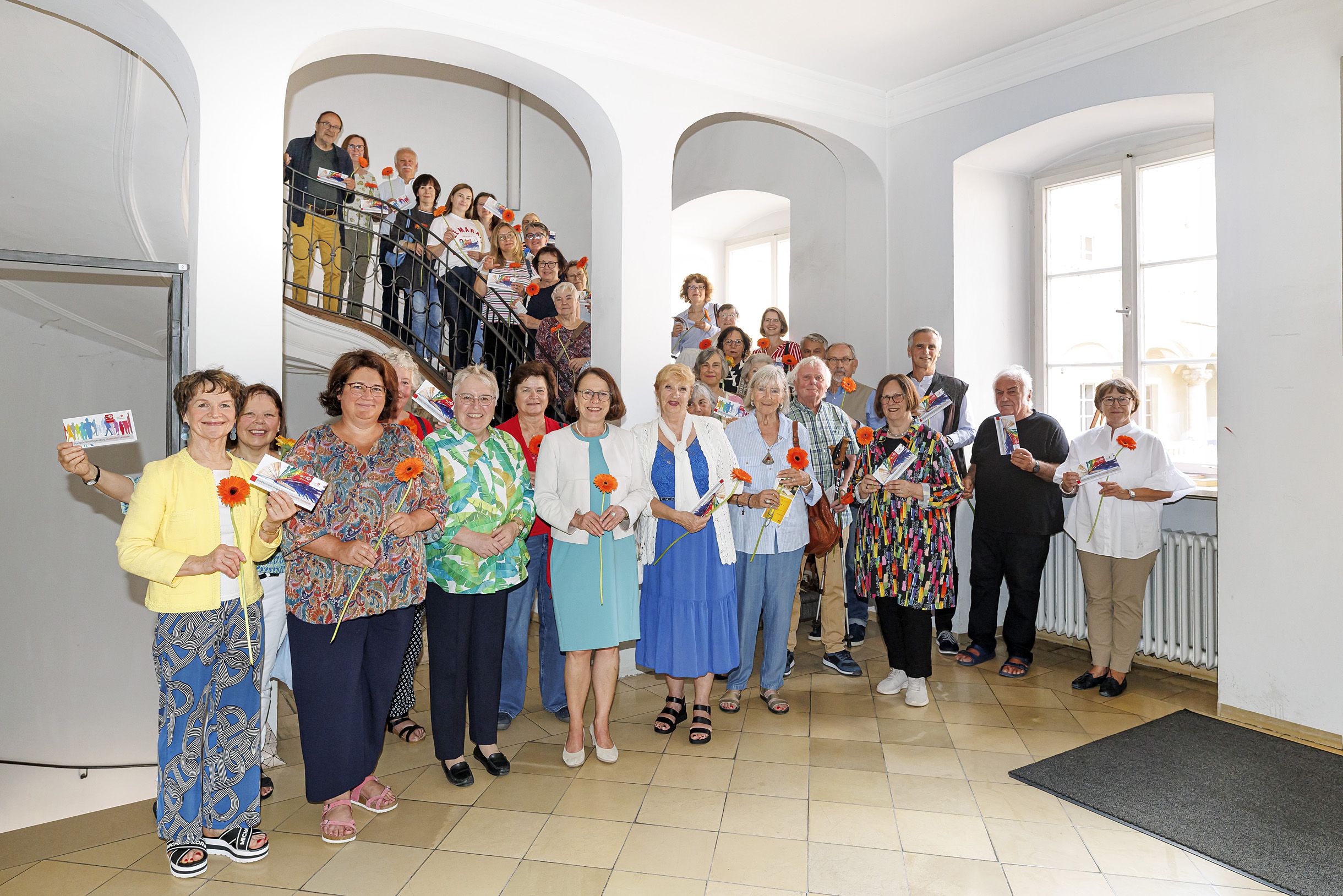 Fotografie – Isabelle Kleinknecht, Leiterin der Stadtbücherei, (1. R., 2. v. l.) Maria Simon, Leiterin der FreiwilligenAgentur (1. R.,3. v. l.) und Oberbürgermeisterin Gertrud Maltz-Schwarzfischer (1. R.,4. v. l.) mit ehrenamtlichen Lesepatinnen und Lesepaten
