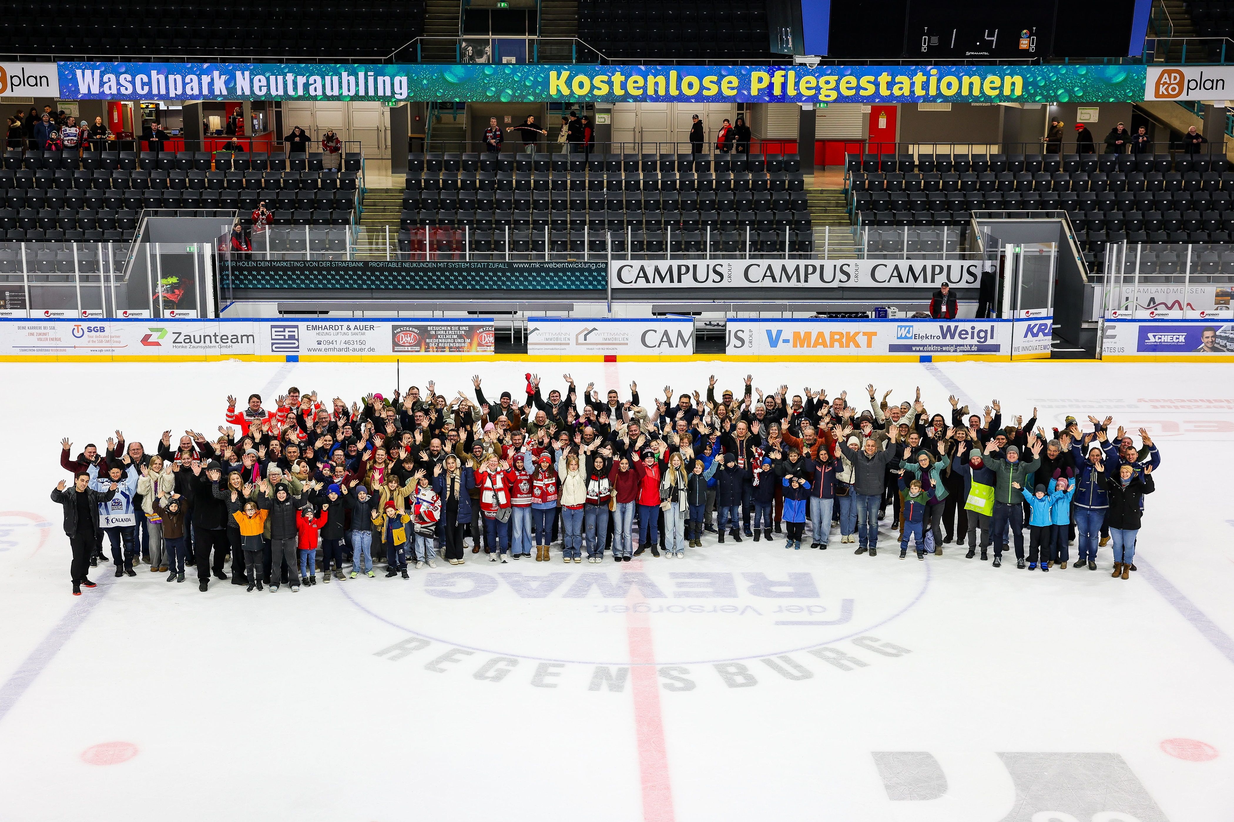 Fotografie – Gruppenfoto der Ehrenamtskartenbesitzenden mit den Eisbären
