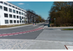 Fotografie - Baumaßnahme Hermann-Köhl-Straße/Wernerwerkstraße - Für den Radverkehr wurde ein Schutzstreifen angelegt. Für die Fußgänger wurde eine Mittelinsel eingebaut, um das Queren der Straße zu erleichtern.                                         