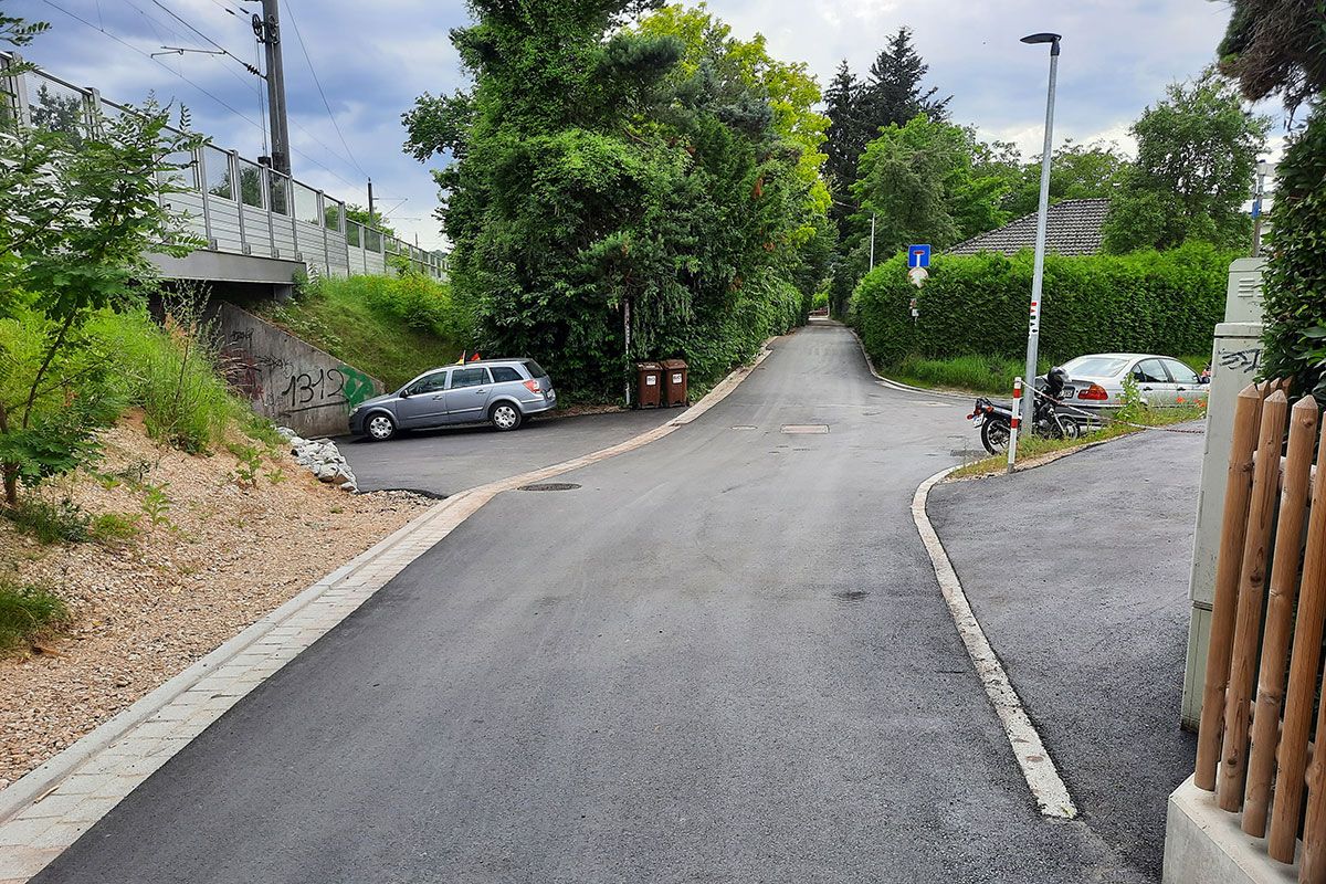 Fotografie - Der fertig gestellte Fährenweg. Er verbindet die Leichtlgasse mit der Prüfeninger Schloßstraße. Zudem
dient er als wichtige Verbindung des städtischen Hauptradroutennetzes nach Sinzing über die Bahnbrücke
