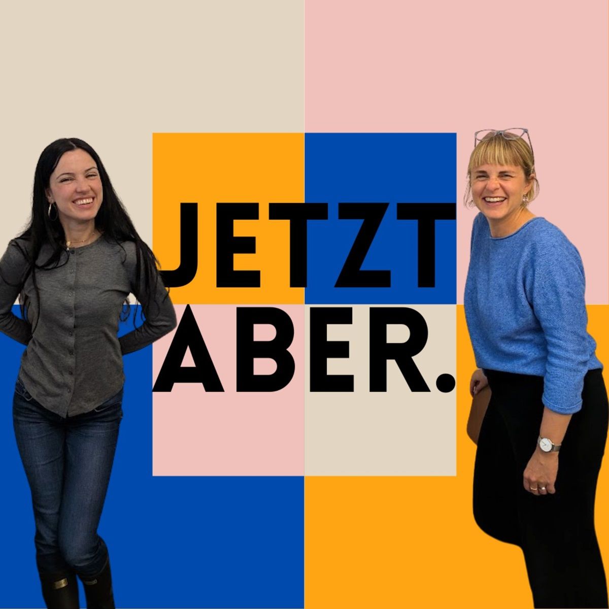 Fotografie – Katharina und Louisa vor dem Projektlogo