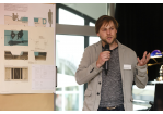Aktion Sondermöbel - Foto einer Veranstaltung - vor einer Infowand am Mikrofon Wendelin Regau (C) Bilddokumentation Stadt Regensburg