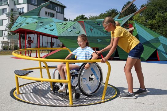 Fotografie: Perspektivwechsel: Kinderberater testen Inklusionsspielplatz. Das rollstuhlgerechte Karussell ist eines der Highlights.