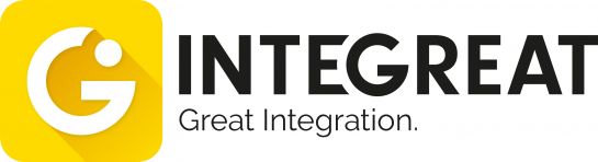 Grafik - links: gelbes Quadrat mit abgerundeten Ecken, darin ein G mit einem Punkt (Schriftfarbe weiß) mit entsprechendem Schattenwurf; rechts: weißer Hintergrund, schwarze Schrift "INTEGREAT Great Integration." (C) Tür an Tür – Digital Factory gGmbH