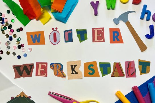 Ausgeschnittene Buchstaben zeigen die Worte "Wörter" und "Werkstatt"