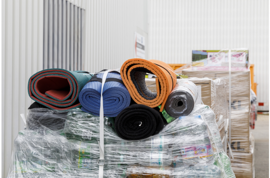 Spenden für die Ukraine liegen verpackt auf einer Palette