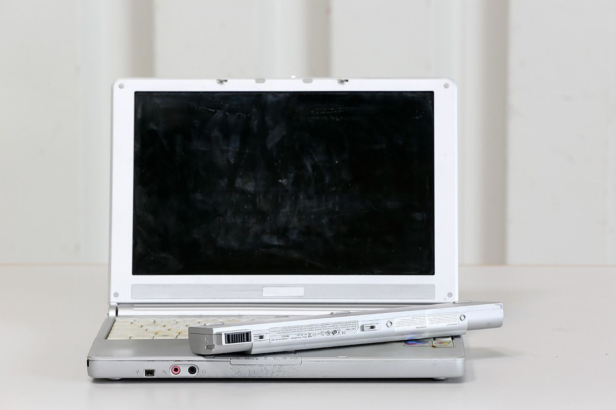 Fotografie - Laptop mit ausgebautem Akku
