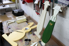 Bunte Werkstatt - Blick auf eine Werkbank mit ausgeschnittenen Holzfiguren