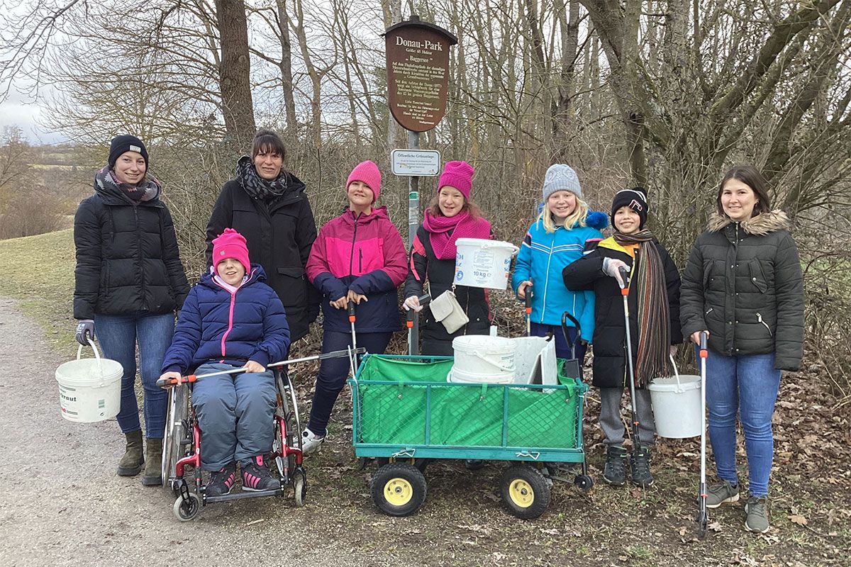 Fotografie - Die Klasse MST 3 des Pater-Rupert-Mayer-Zentrums bei  einer Aufräumaktion im Donaupark