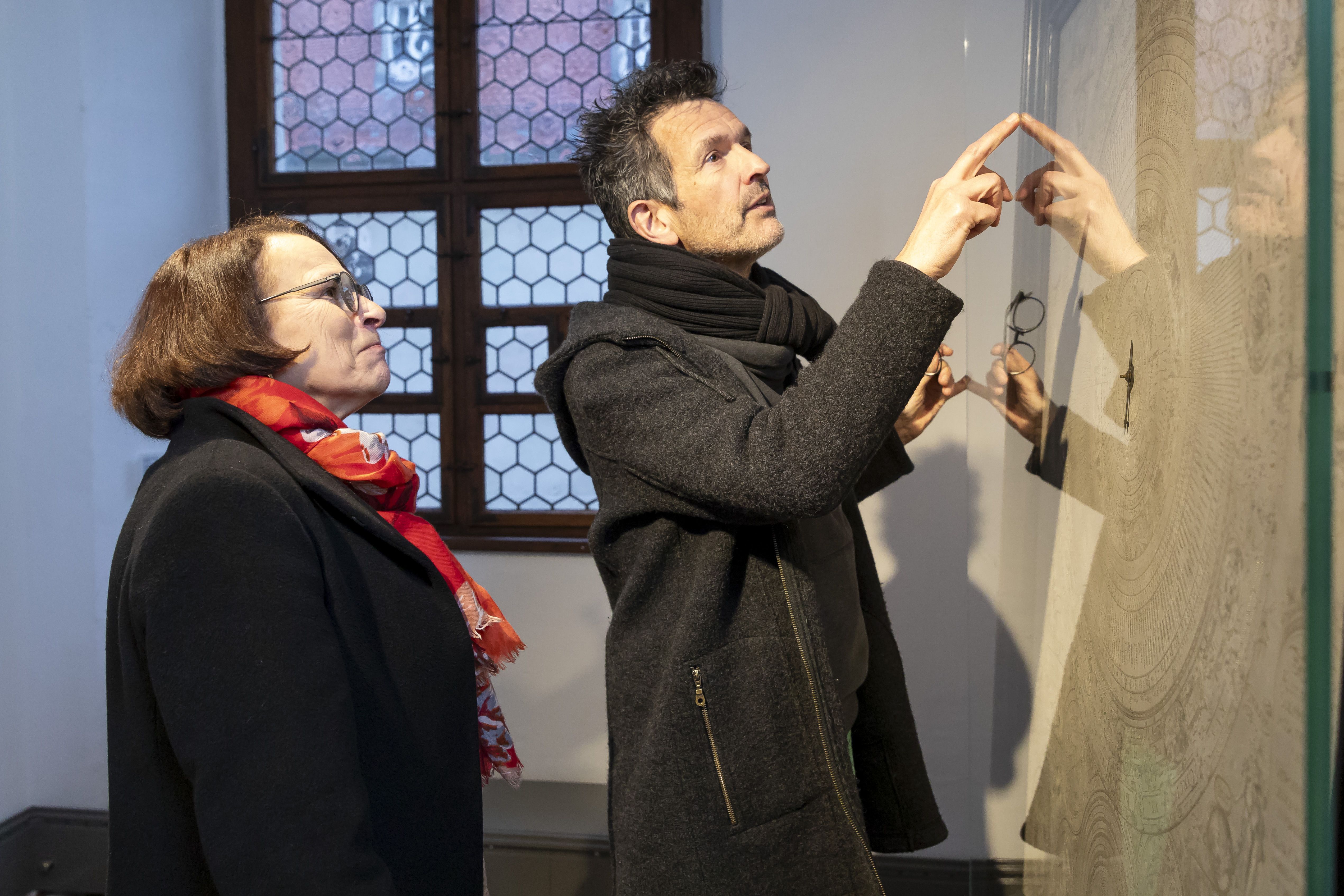 Fotografie: Matthias Freitag (Kulturamt / Museen der Stadt Regensburg) und Oberbürgermeisterin Gertrud Maltz-Schwarzfischer betrachten einen Immerwährenden Kalender aus der Zeit Keplers.