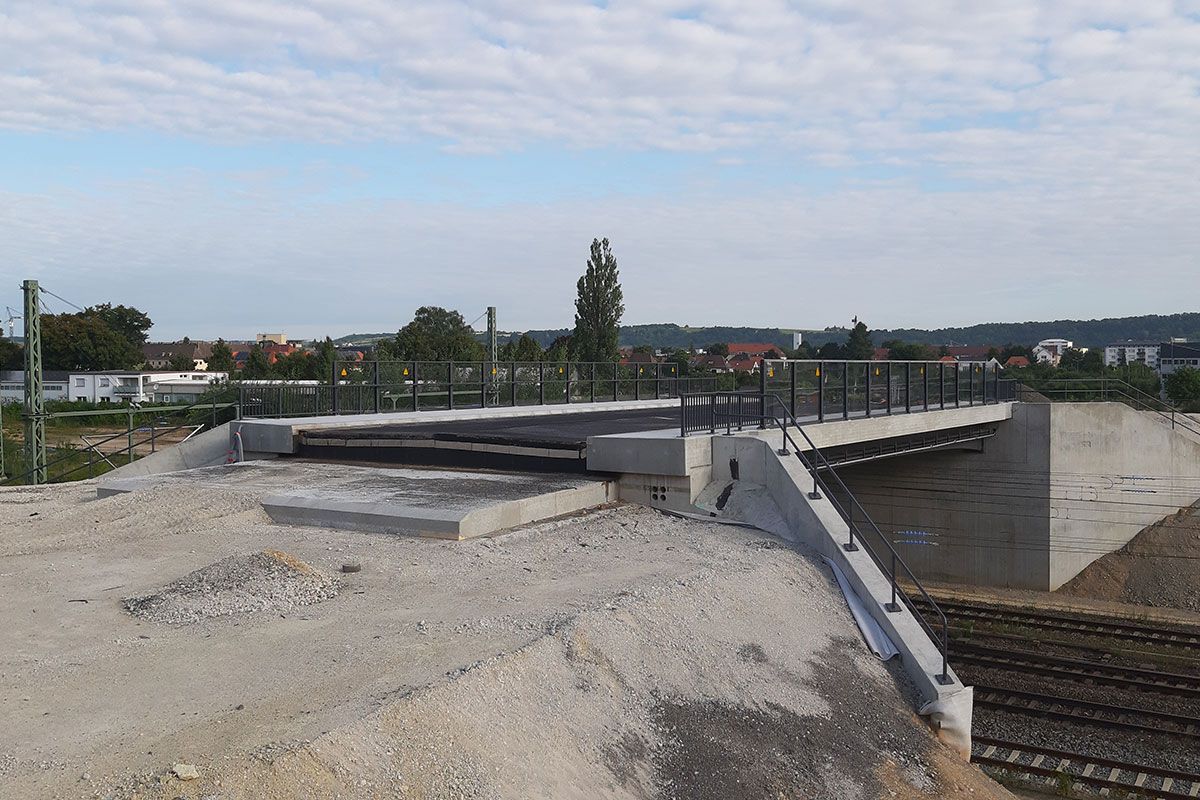 Neubau Klenzebrücke - Fotografie - Das Brückenbauwerk ist fertiggestellt und die Widerlager sind hinterfüllt.