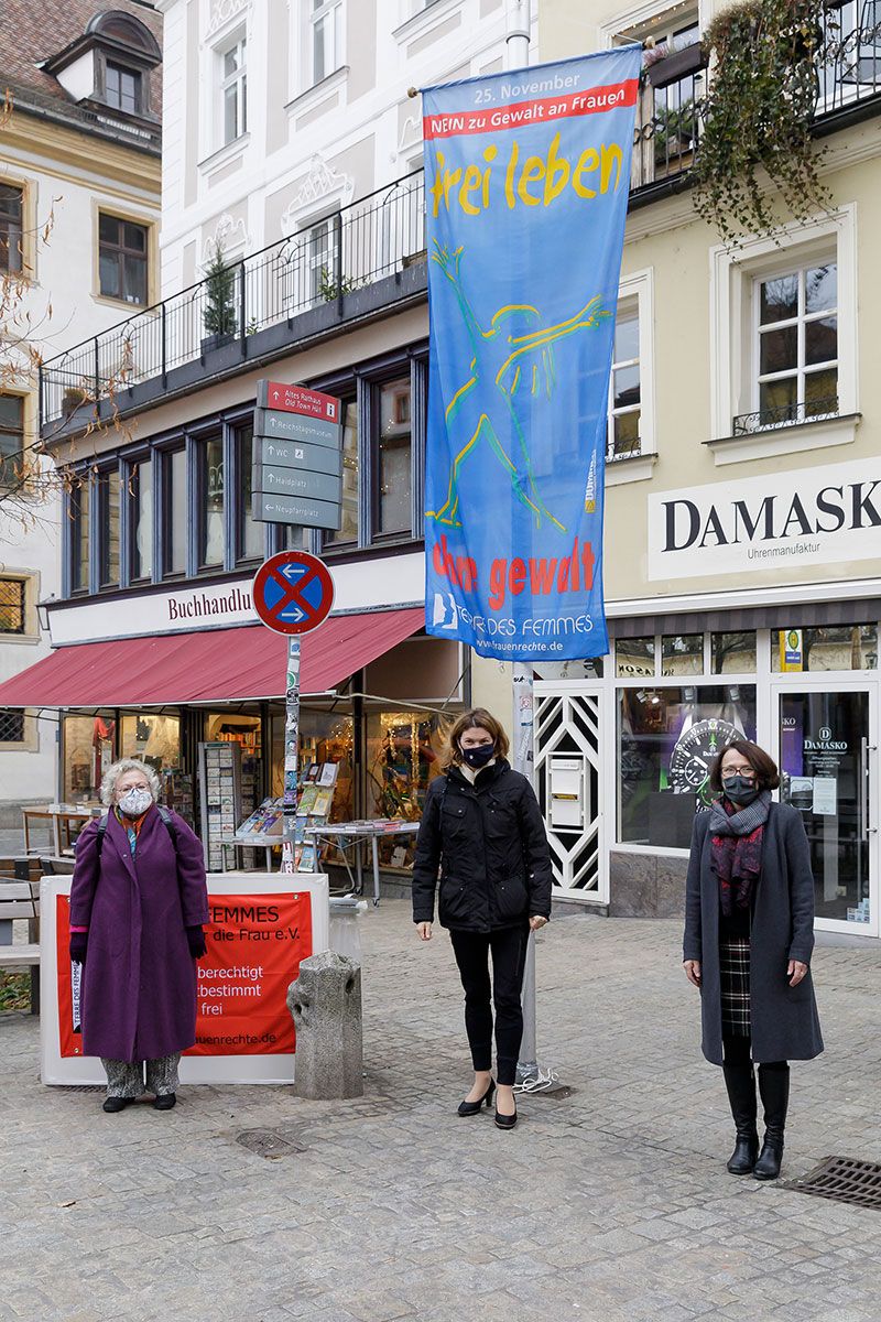 Oberbürgermeisterin Gertrud Maltz-Schwarzfischer und Landrätin Tanja Schweiger hissen gemeinsam mit Bärbel Mayer-Schärtel von Terre des Femmes die Fahne gegen Gewalt an Frauen