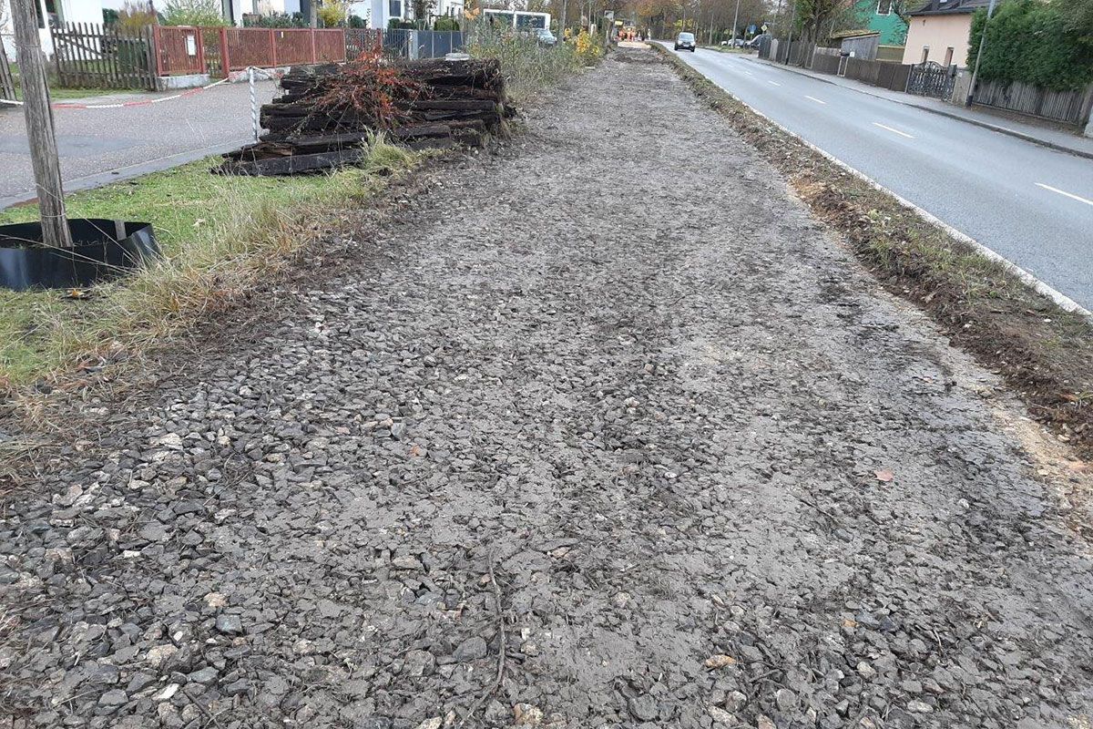 Fotografie - Herstellung des Planums für den kombinierten Geh- und Radweg entlang der Donaustaufer Straße