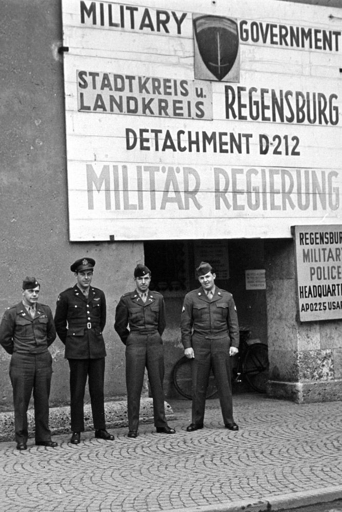 Amerikanische Offiziere der Militärregierung vor dem Neuen Rathaus