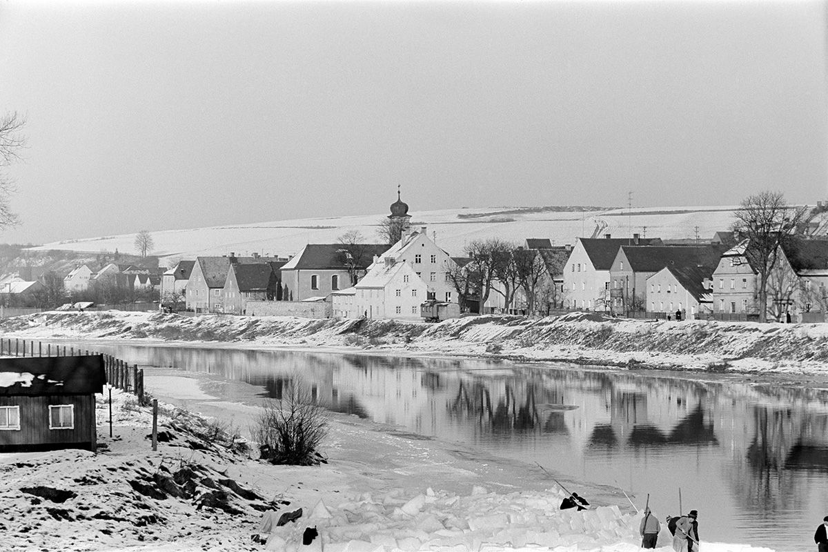 Fotografie - schwarz-weiß-Aufnahme mit Blick über den Regen Richtung Obere Regenstraße im Winter 1958