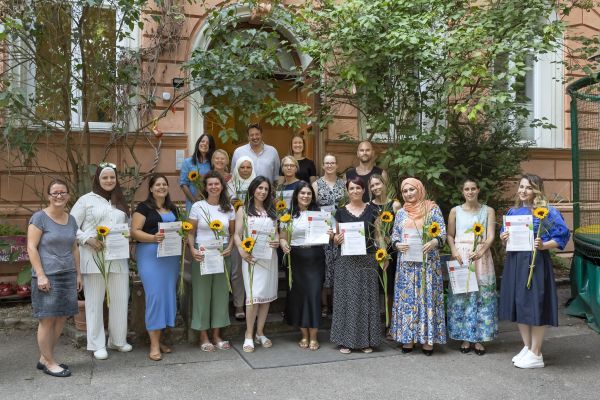 Fotografie: Regina Donhauser von der Volkshochschule der Stadt Regensburg (links) sowie Gabriele Heindl, Holger Loos und Claudia Pilz vom Amt für Tagesbetreuung von Kindern (hintere Reihe von links) freuten sich mit den Absolventinnen und Absolventen über den erfolgreichen Abschluss.