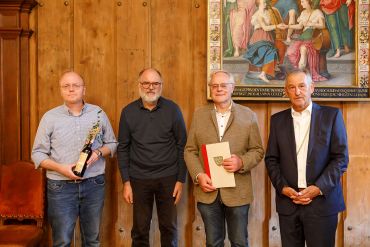 Fotografie - Auszeichnung für die BERR Bürgerenergie Region Regensburg eG; im Bild Bürgermeister Ludwig Artinger mit Joachim Scherrer, 1. Vorstand, Walter Nowotny, 2. Vorstand, und Michael Koch, Aufsichtsratsvorsitzender