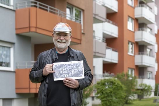 Fotografie: Joachim Buck präsentiert ein Luftbild des Stadtteils aus 2013.