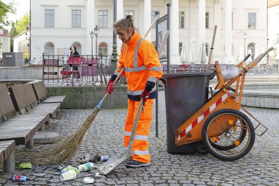 Mit Besen und Schaufel wird der Müll zusammengekehrt und in der Tonne entsorgt. (C) Bilddokumentation Stadt Regensburg