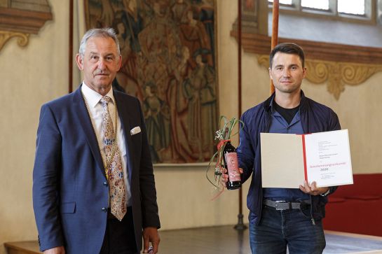 Fotografie - Bürgermeister Ludwig Artinger überreicht Andreas Böhm den Umweltpreis für die BayernDienste GmbH