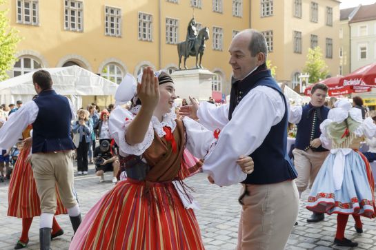 Fotografie: Das Pilsener Volksmusikensemble JISKRA eröffnete das Regensburger Bürgerfest 2023 mit traditionellen Liedern und Tänzen. (C) Bilddokumentation Stadt Regensburg
