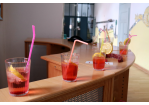 Mehrere halb gefüllte Cocktailgläser mit Strohhalm stehen auf einer Holztheke (C) Stadt Regensburg, Amt für kommunale Jugendarbeit
