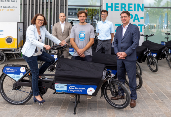 Fotografie: Gruppenfoto beim Auftakt des neuen Lastenradsharings Donau-Donkeys   (C) Bilddokumentation Stadt Regensburg