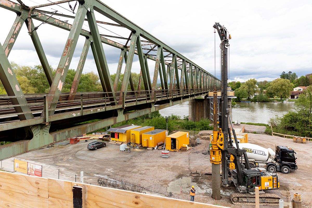 Fotografie - Blick auf Eisenbahnbrücke und Baustelle für die neu Geh- und Radwegbrücke 