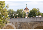 Fotografie: Blick von unterhalb der Steinernen Brücke auf den Rathausturm