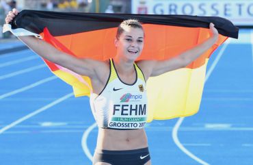 Fotografie: Katrin Fehm hält die Deutschlandfahne