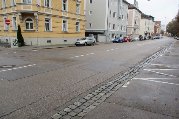 Prüfeninger Straße - Fotografie - auf dem Bild sieht man die Schäden am Asphalt, die Instandsetzungsmaßnahmen erforderlich machen