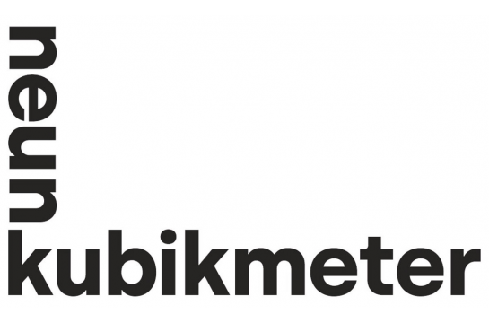 Kultur - NEUNKUBIKMETER - Das Bild zeigt das Logo des temporären Kunst- und Kulturraums „neunkubikmeter“ – das wort „neun“ senkrecht auf das K des Worts „kubikmeter“ gestellt