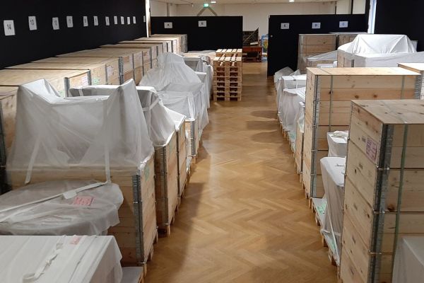 Fotografie: Bestücke Paletten auf einer Ausstellungsfläche im Museum