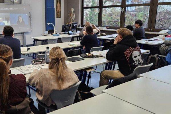 Blick in ein Klassenzimmer beim Online-Zeitzeugengespräch