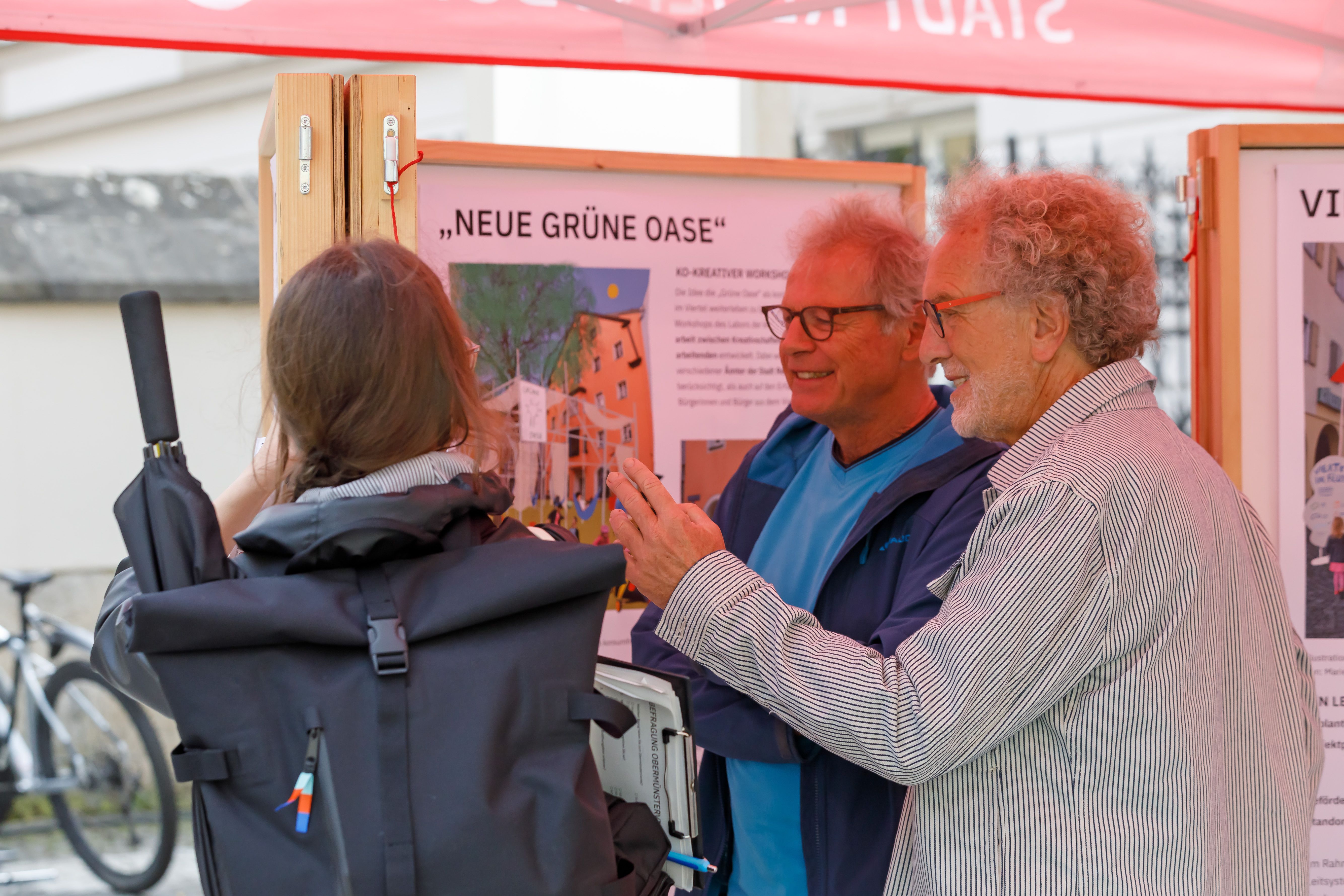 Fotografie: Bei der Ausstellung des Stadtplanungsamtes konnten sich die Besucherinnen und Besucher über die weiteren Planungen im Viertel informieren. 