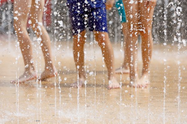 Fotografie: Kinderfüße auf der PlayFountain
