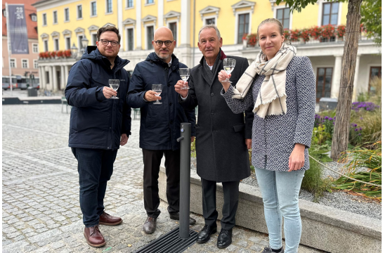 Fotografie: (v. l. n. r.) Christoph Peytard, Leiter des Amtes für Gebäudeservice, Planungs- und Baureferent Florian Plajer, Bürgermeister Ludwig Artinger und Katharina Schätz, Stabsstelle für Klimaschutz und Klimaresilienz