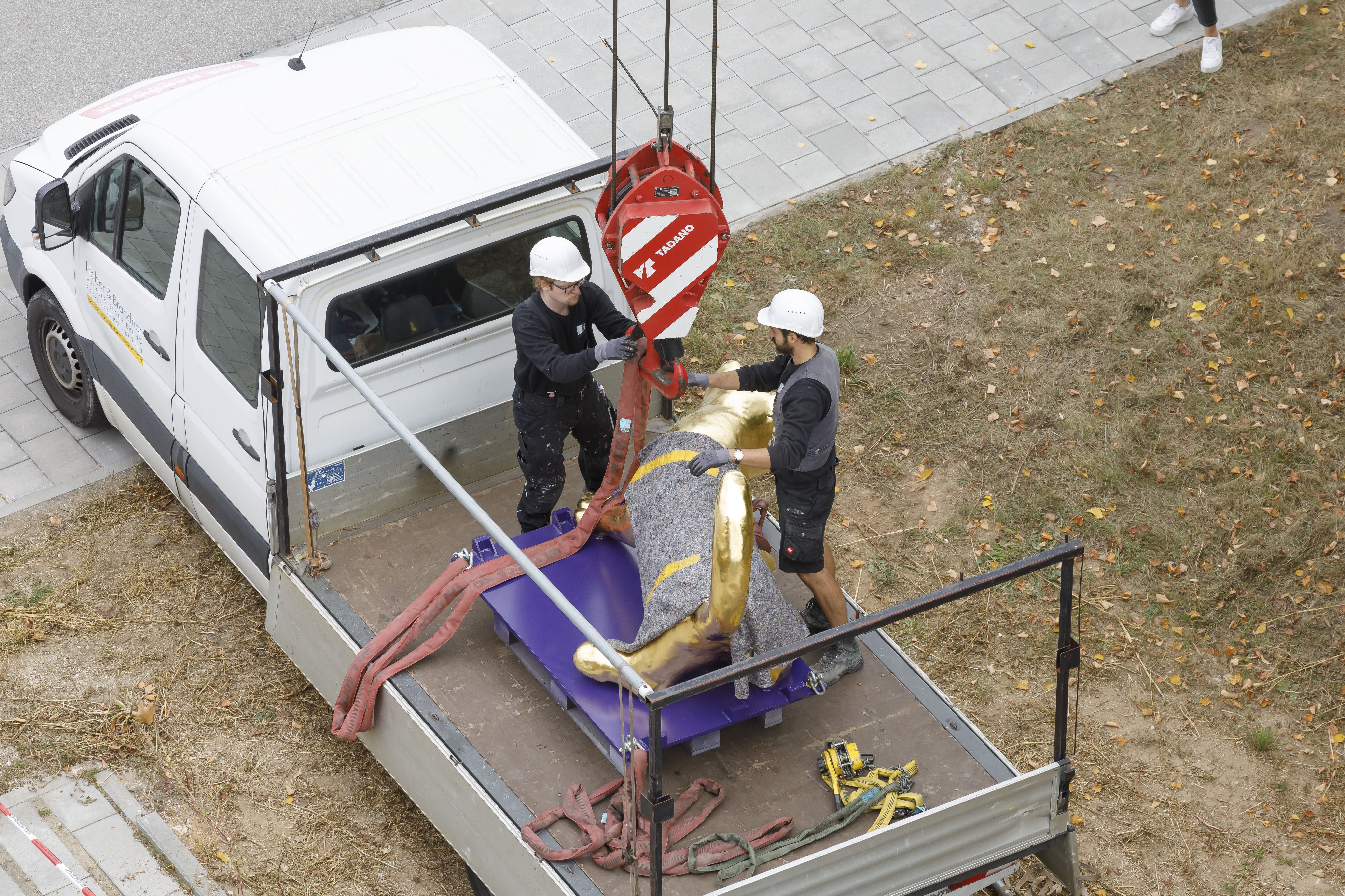 Fotografie: Die Statue wird am Kran befestigt.