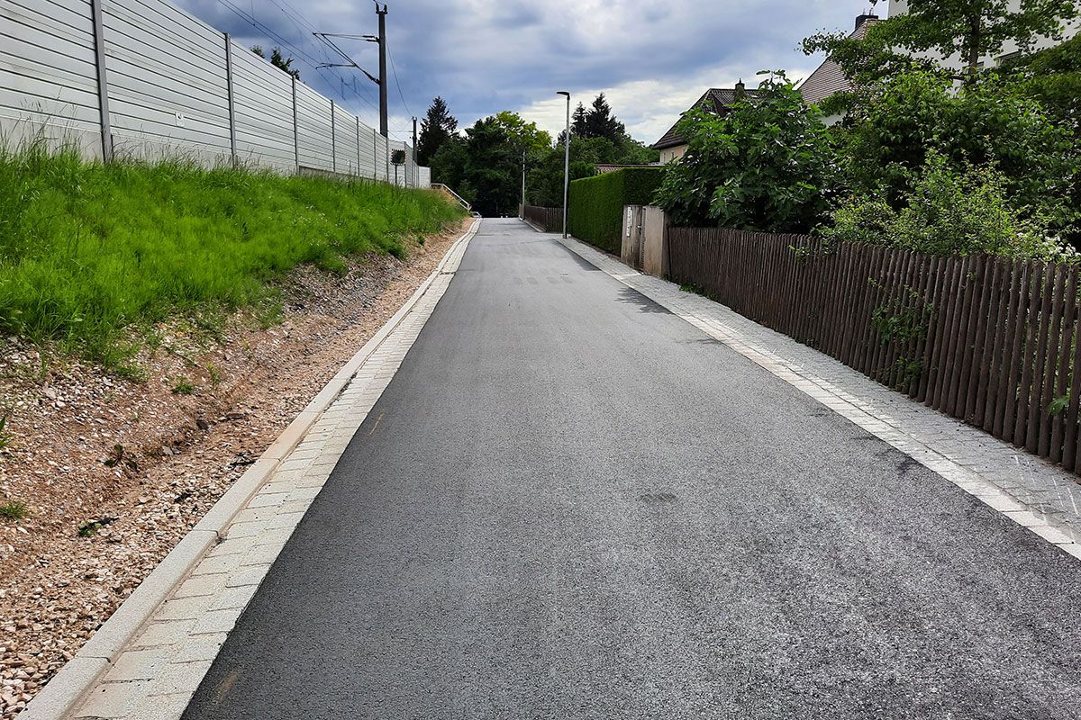 Fotografie - Der fertig gestellte Fährenweg. Er verbindet die Leichtlgasse mit der Prüfeninger Schloßstraße. Zudem
dient er als wichtige Verbindung des städtischen Hauptradroutennetzes nach Sinzing über die Bahnbrücke
