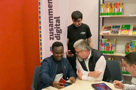 Fotografie: Ein junger Mann berät einen älteren Herren.