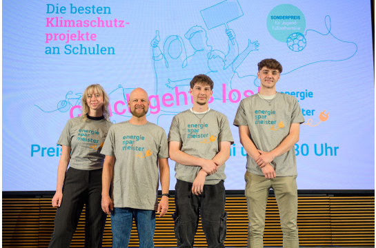 Fotografie: Klimamanager Stefan Krämer und die Schülerdelegation Annalena Eifler, Lukas Nikitinas und Maximilian Gahn