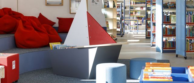 Die Stadtteilbücherei hat neue Möbel bekommen. Zu sehen sind Bücherregale in Boot-Form.